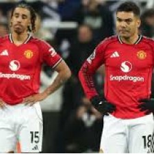 Manchester United led et 1-2 nederlag til ti-mands Newcastle United i et mål i sidste øjeblik.